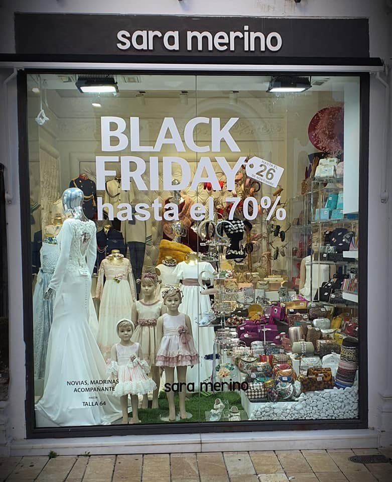 Escaparate de una tienda con vinilo de Black Friday hasta el 70 %