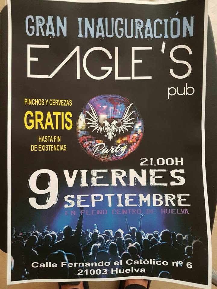Cartel negro que anuncia la gran inauguración de un pub