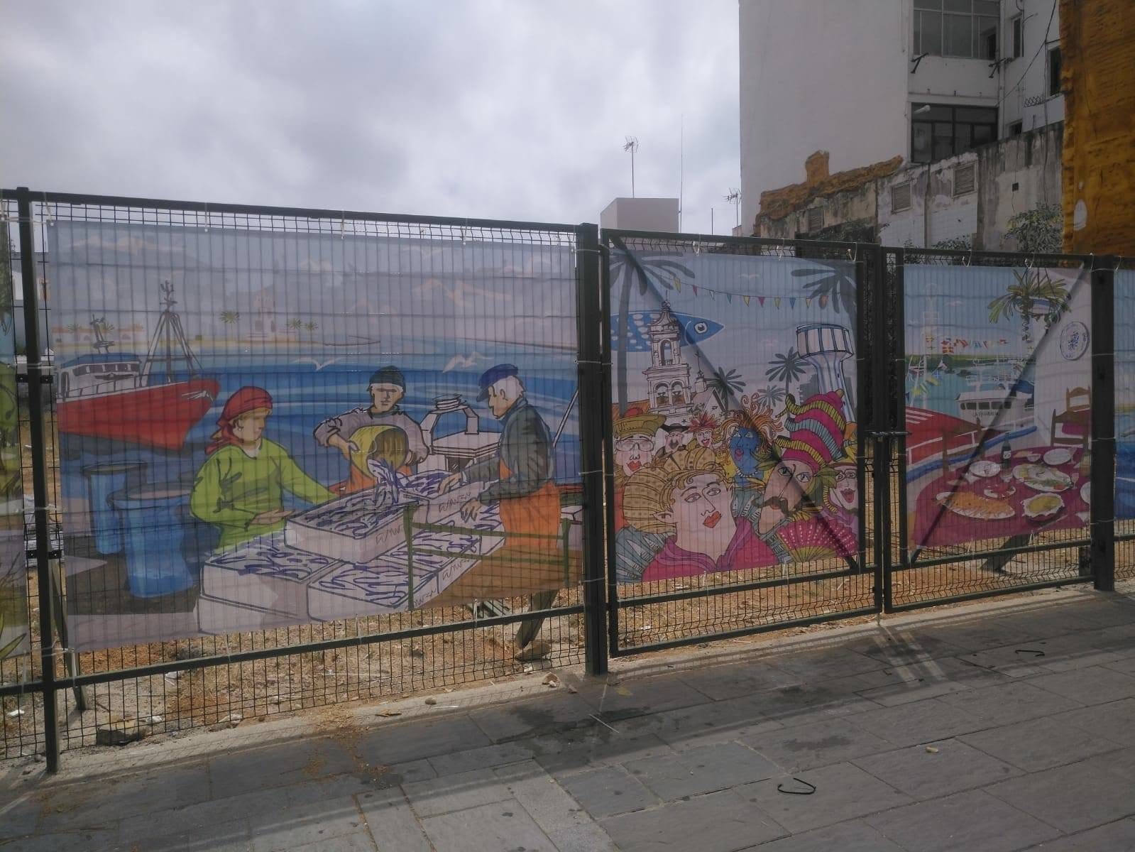 Vallado metálico cubierto con una lona ilustrada