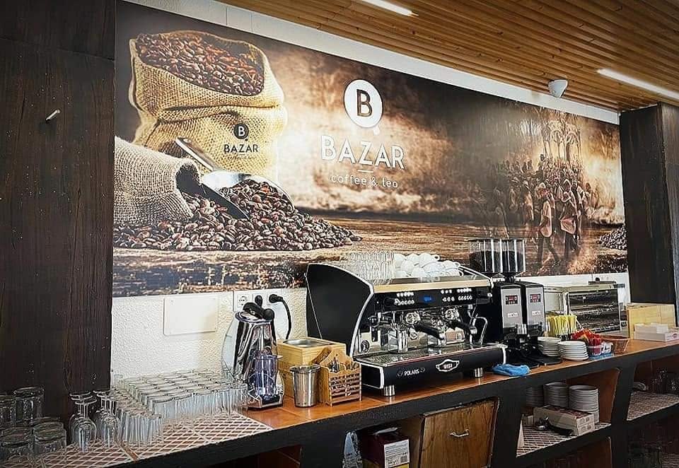 Pared con un mural de café sobre la barra de una cafetería