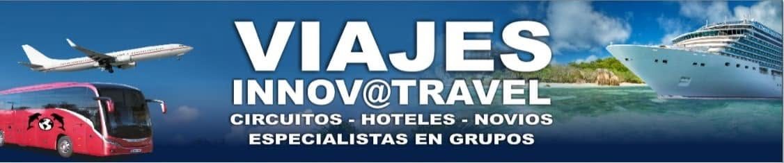 Lona alargada azul con un autobús, un barco y el nombre de una agencia de viajes