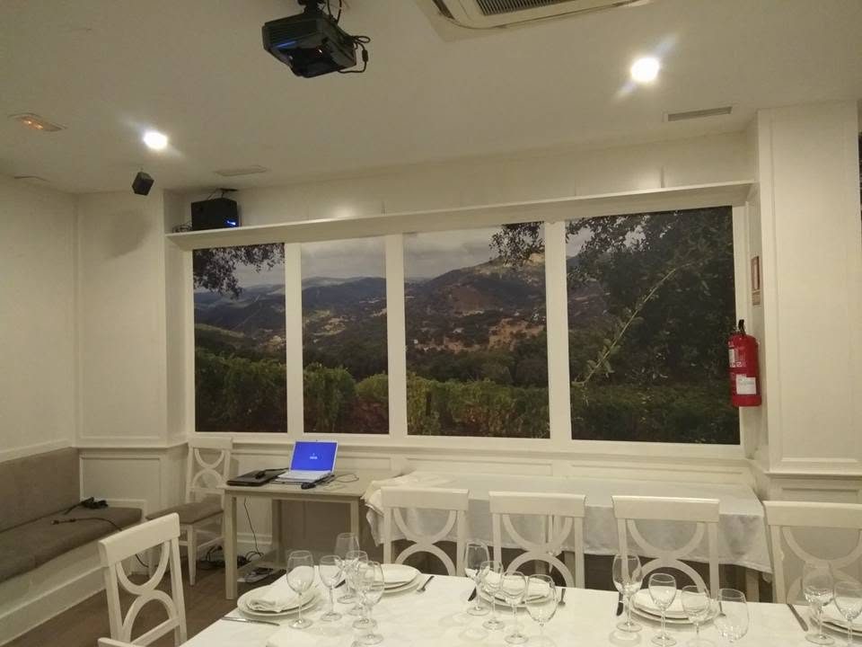 Comedor con un mural fotográfico de montañas en la pared