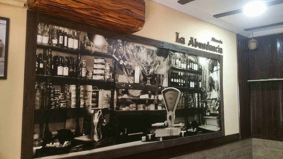 Pared con una fotografía histórica en blanco y negro