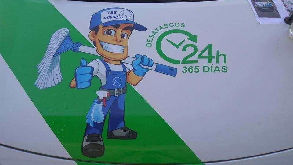 Ilustración de un fontanero sonriente con herramientas