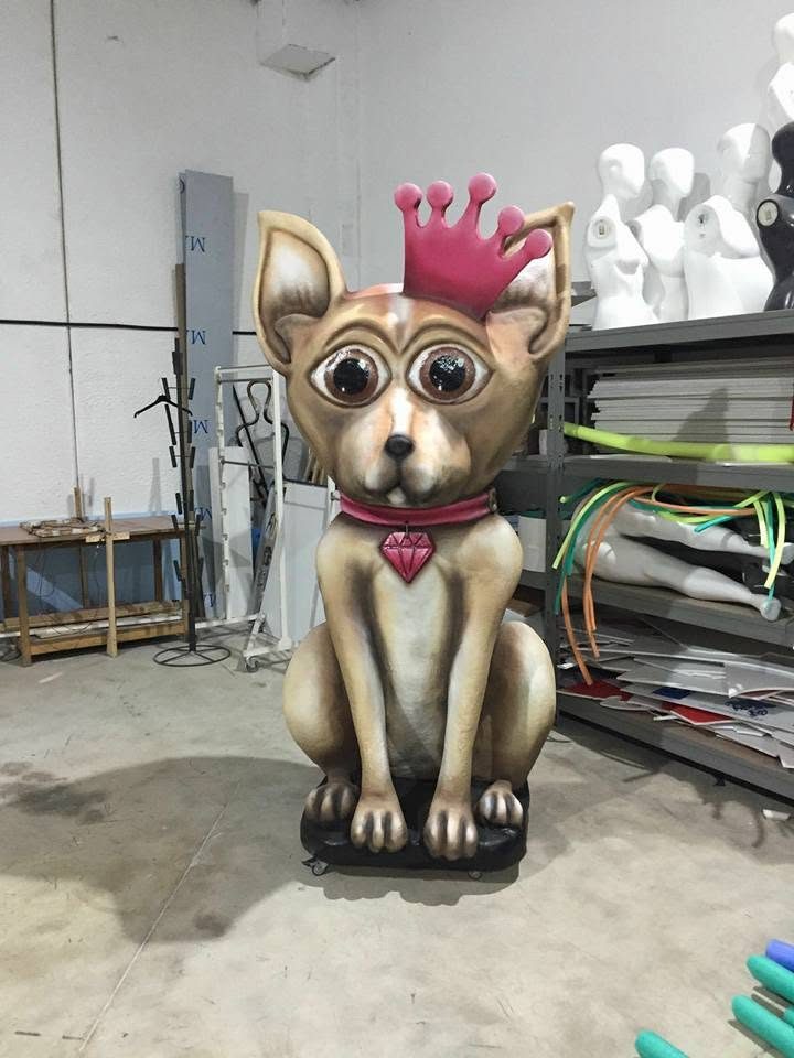 Figura de gato de gran tamaño en el taller