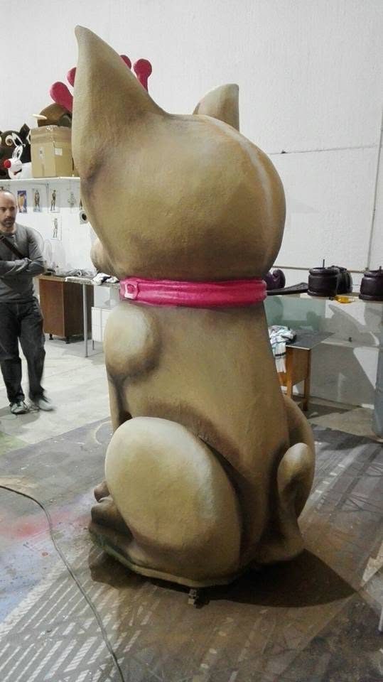 Figura de gato sin terminar en el taller
