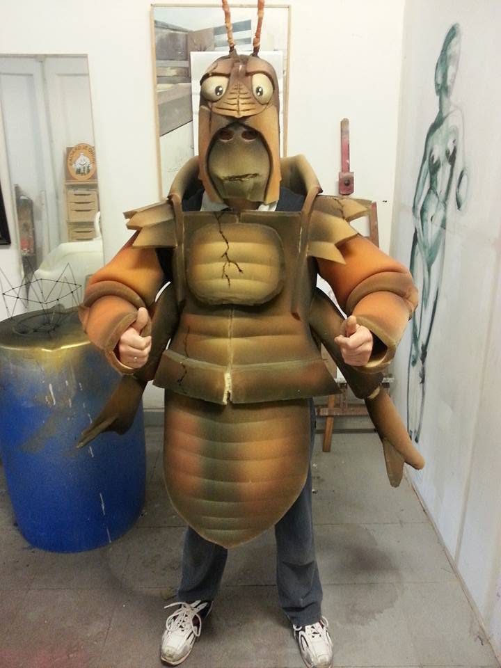 Disfraz de insecto con armadura en el taller