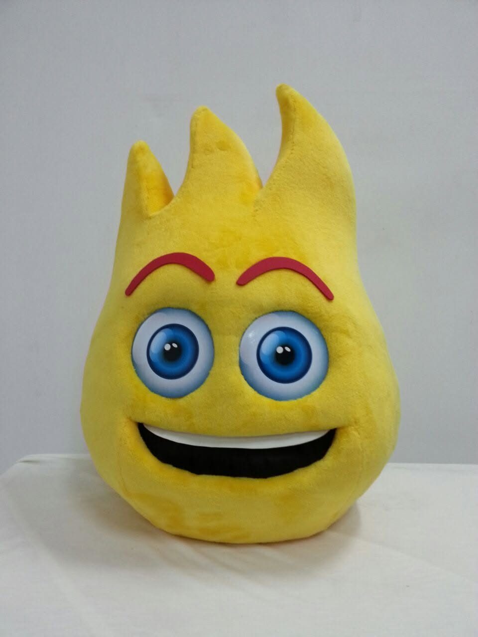 Cabeza de mascota amarilla y sonriente
