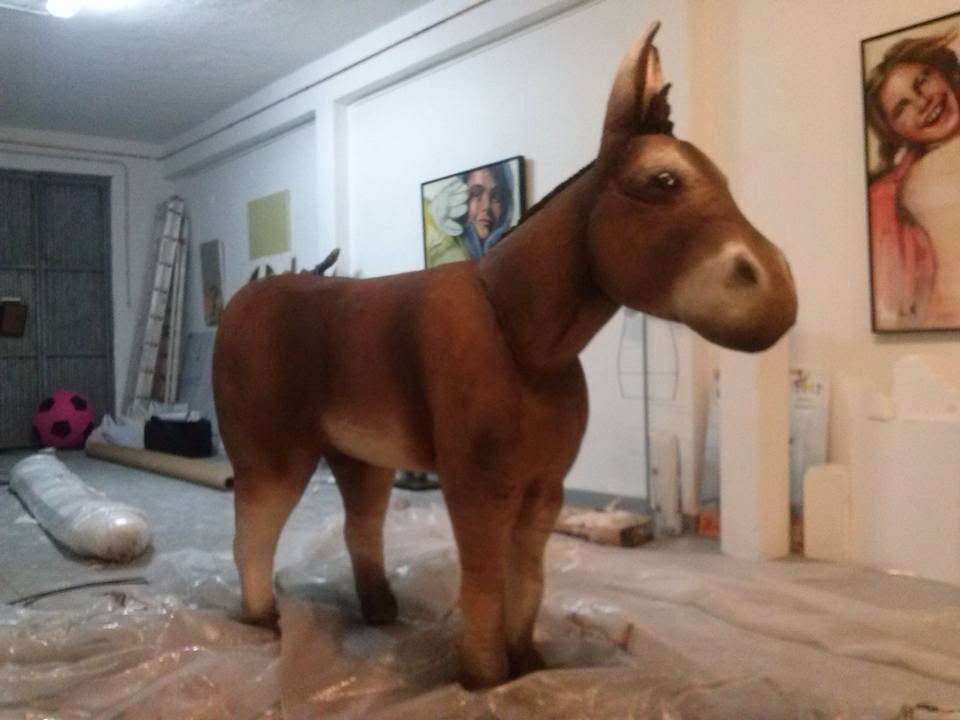 Figura de un burro a tamaño real en el taller