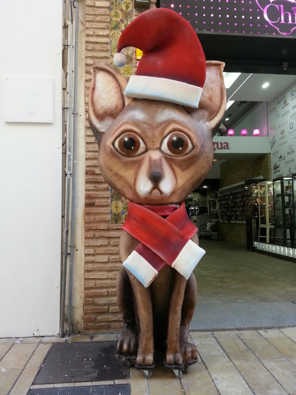 Figura grande de un chihuahua con gorro de Papá Noel