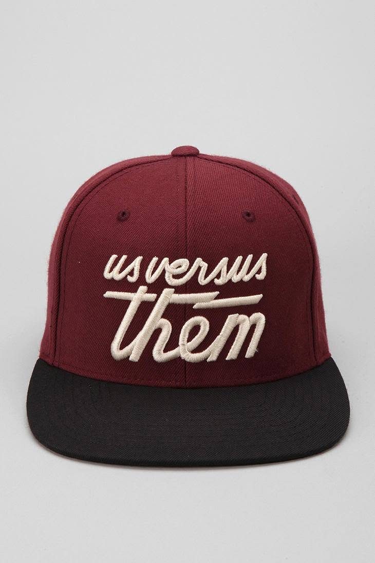 Gorra granate con texto bordado