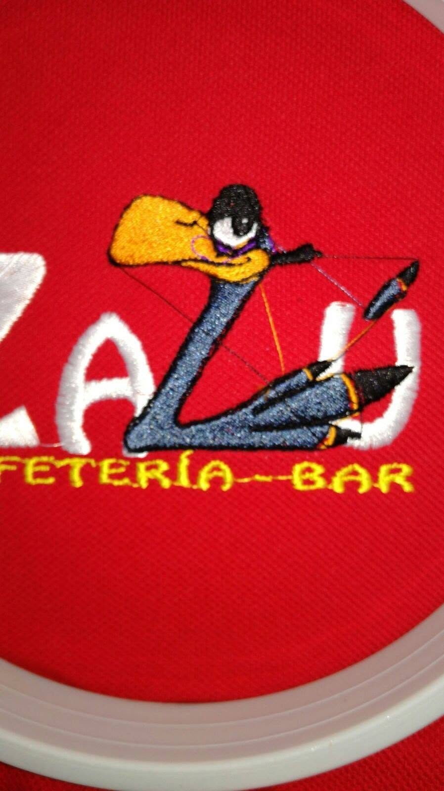Bordado de un pájaro de dibujo con el nombre de una cafetería