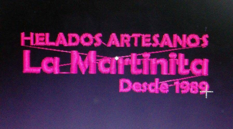 Bordado con texto rosa sobre tela morada
