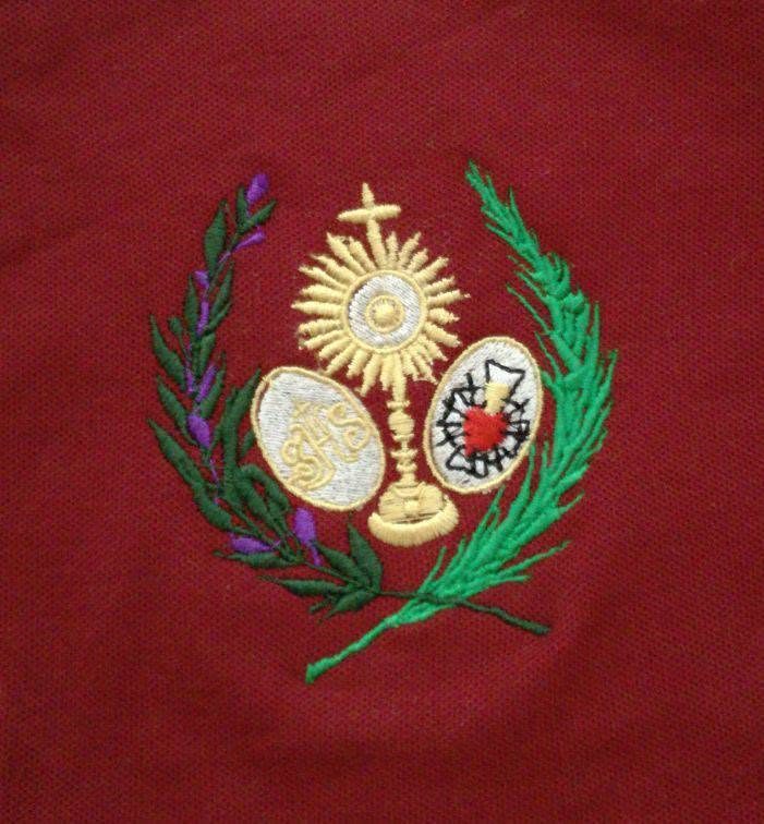 Bordado de una custodia con ramas de olivo sobre tela granate