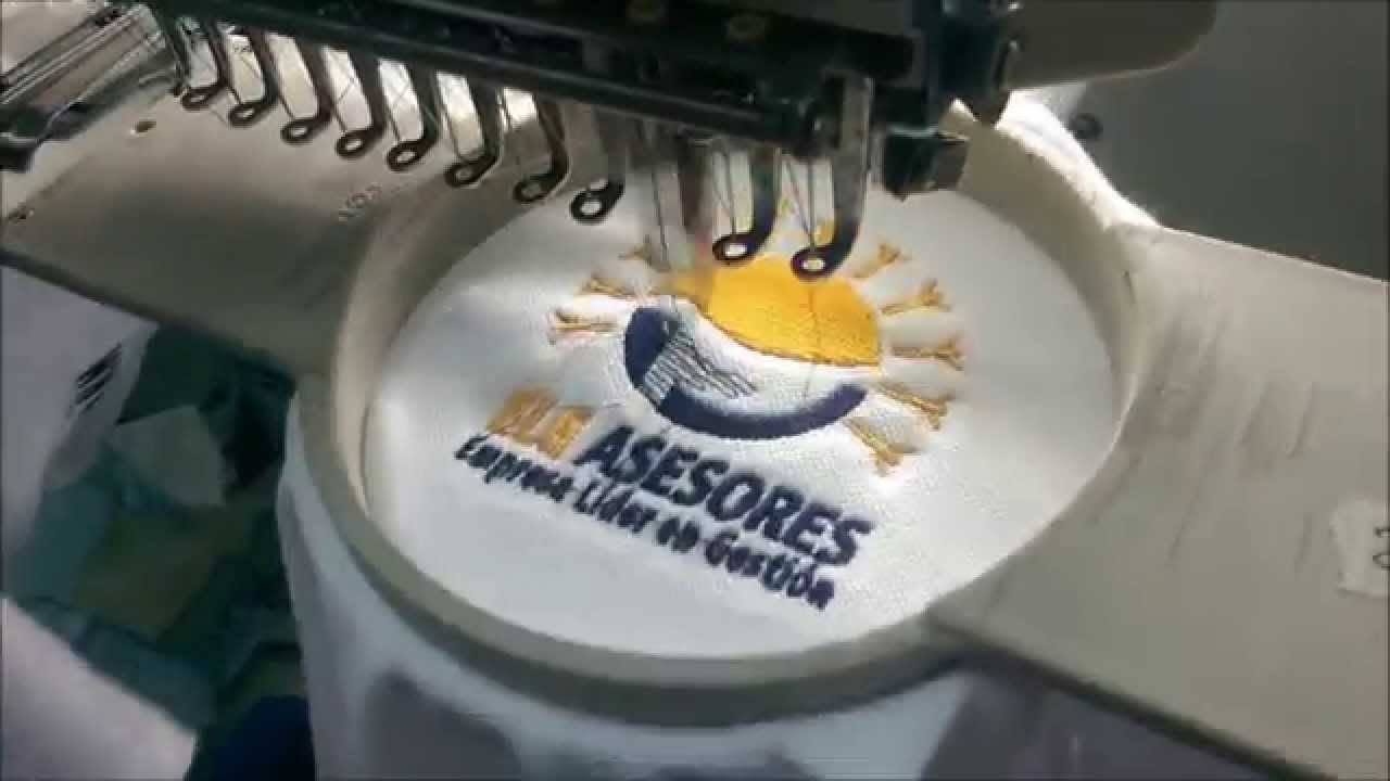 Máquina de bordar cosiendo un logotipo en una prenda