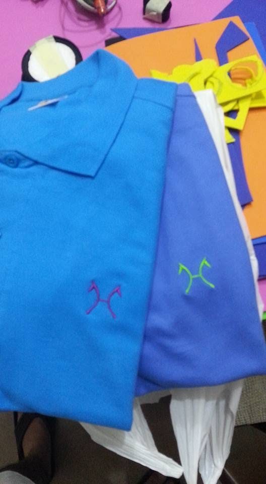 Polos de colores con un pequeño logotipo bordado