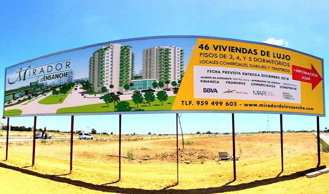 Valla de gran formato con anuncio de viviendas