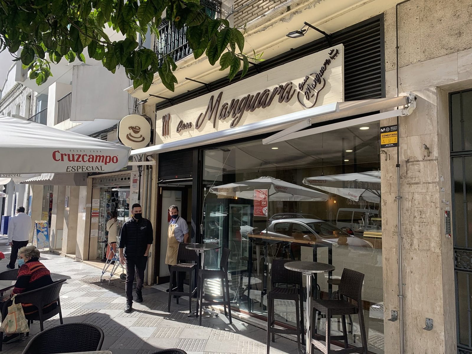 Fachada de restaurante con rótulo y toldo sobre la terraza