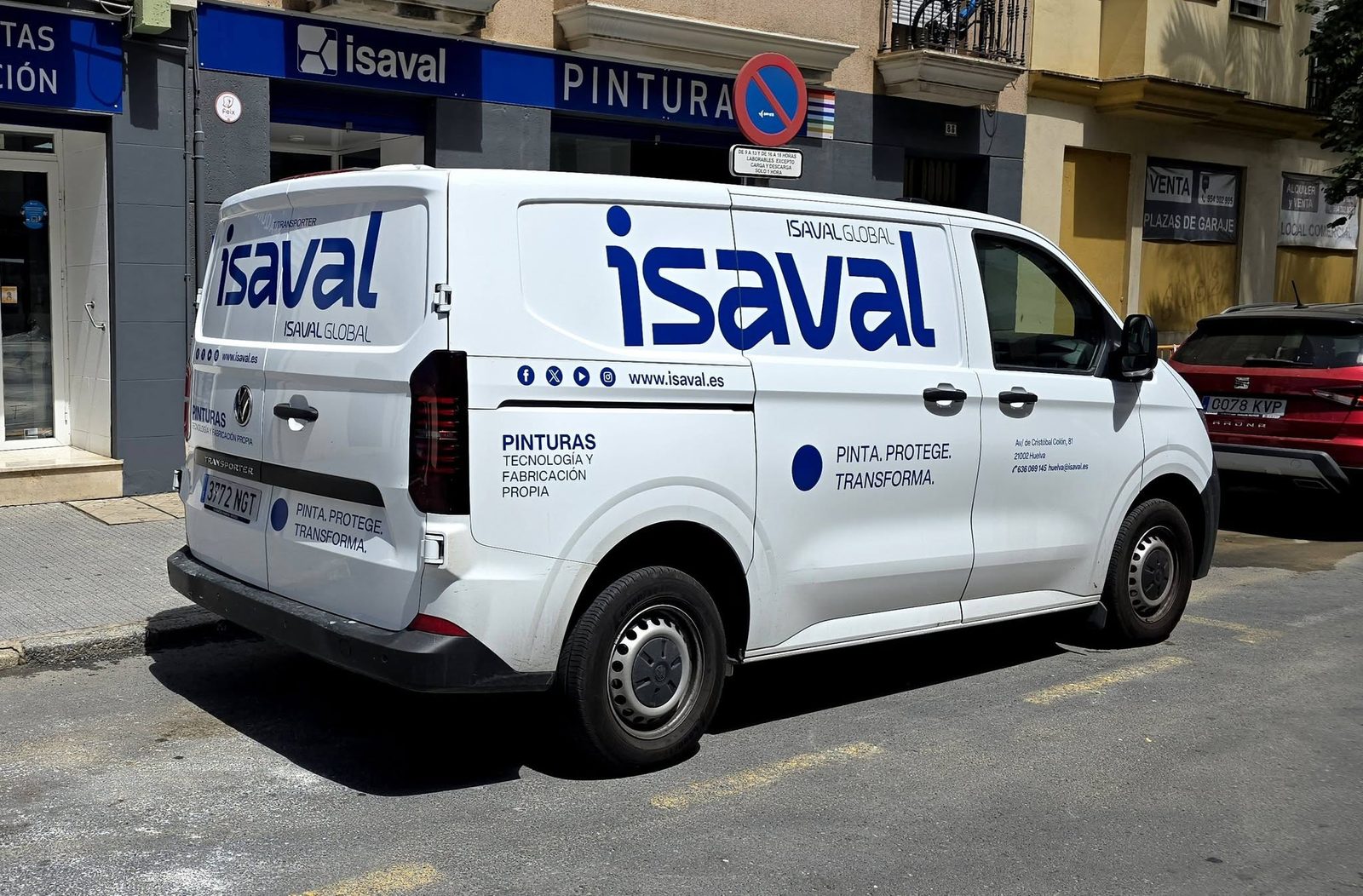 Furgoneta blanca rotulada con logotipo azul