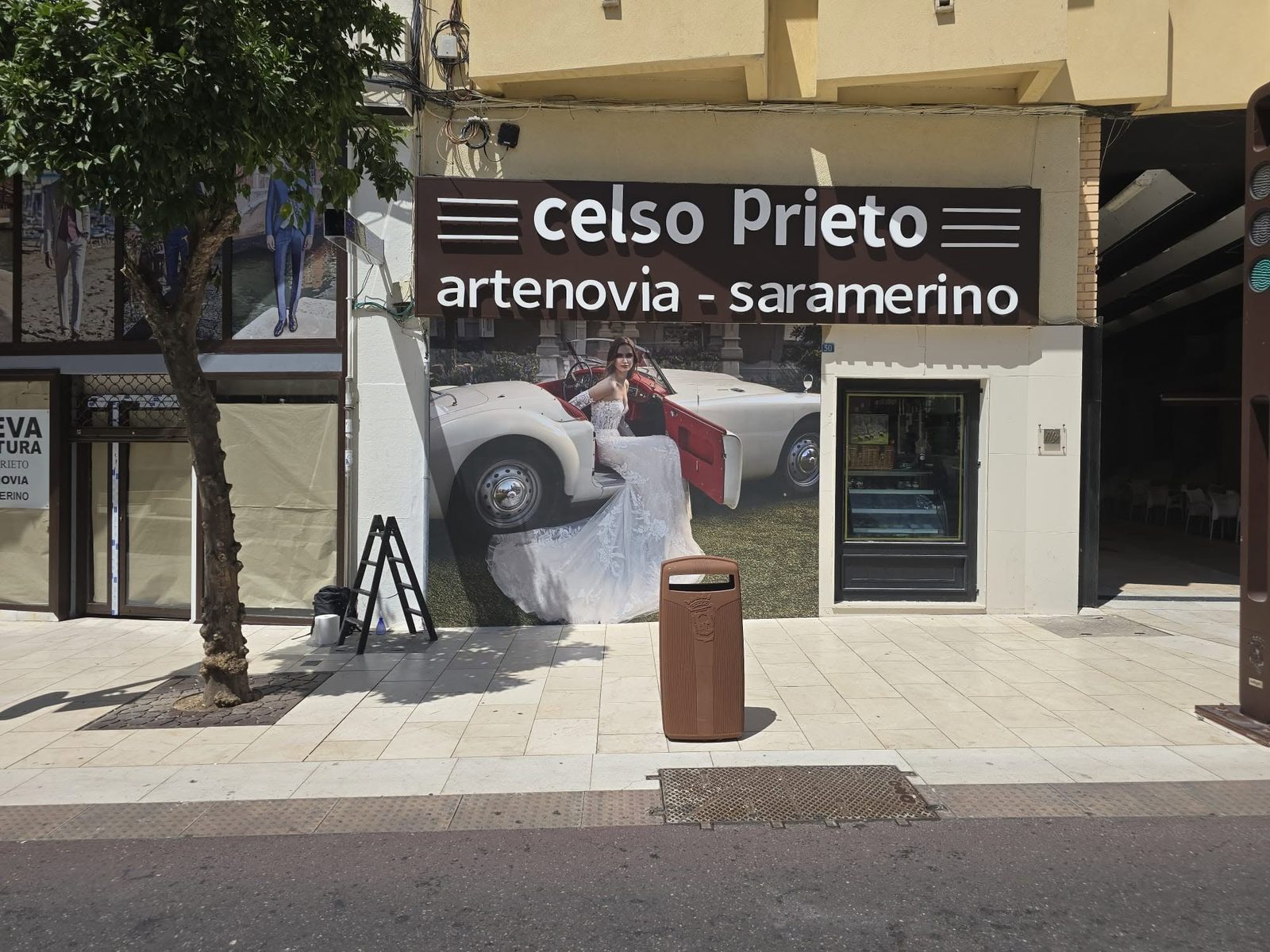 Fachada de peluquería con rótulo blanco y vinilo en el escaparate